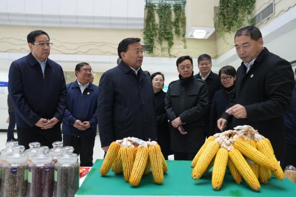 韓俊在陝西調研時強調 推動科技創新和產（chǎn）業創新深度融合 因地製宜發展壯大（dà）鄉村富民產業